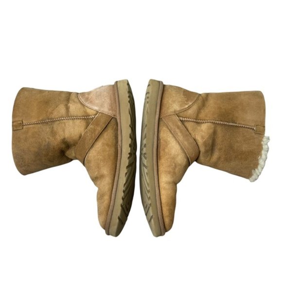 UGG Women's Chestnut Suede Classic Short Dylyn Sheepskin Buckle Moto Boot Size 8 - Picture 4 of 11